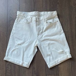 Short white jeans for men!